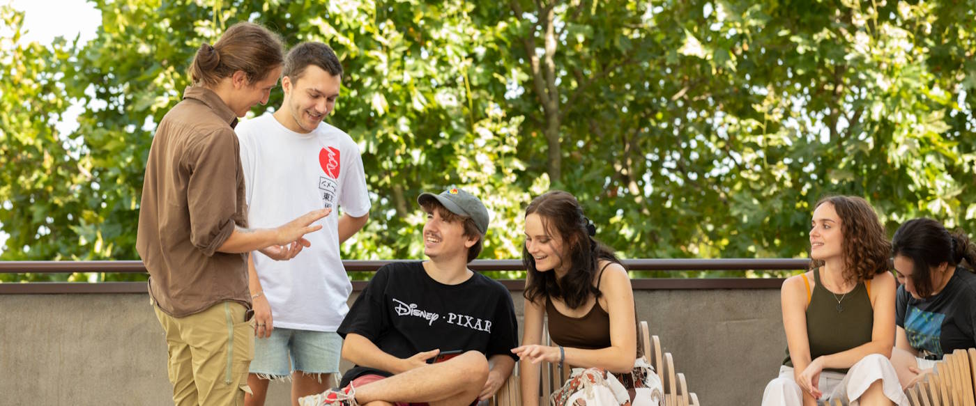 etudiants et étudiantes sur le rooftop du campus de l'esma montpellier